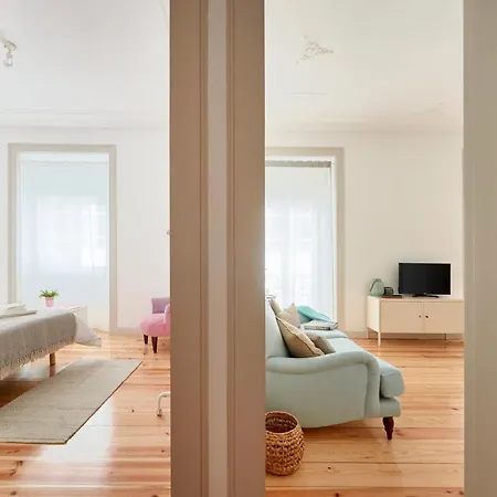 Sunny With Balcony! Apartamento *