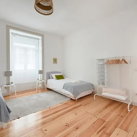 Sunny With Balcony! Apartment Lisbon