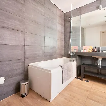 Sunny With Balcony! Apartamento